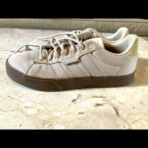 Mens Adidas “ortholite” sneakers in beige.